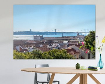 Sonnenuntergang über dem Tejo in Alfama, Lissbon, Portugal von Christa Stroo photography