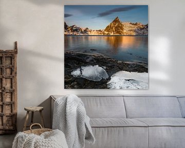 Nappes de glace sur un rocher sombre avec un lac et des montagnes escarpées enneigées dans le Reinef sur Robert Ruidl