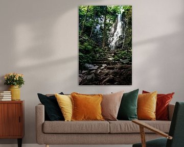 La magnifique cascade de Burgbach au milieu de la forêt avec des escaliers en pierre sur Fotos by Jan Wehnert