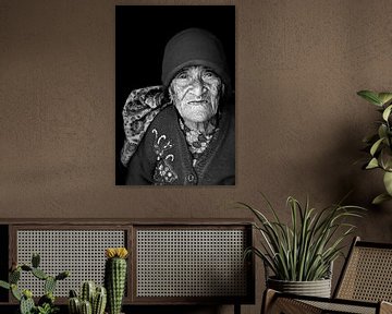 portret oude vrouw nepal van rene schuiling