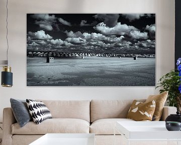 Strandhuisjes strand IJmuiden in zwart wit van Ipo Reinhold