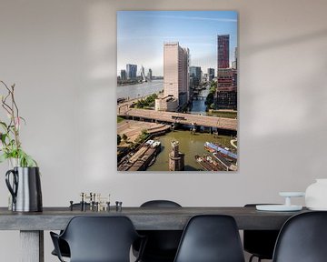 La ville de Rotterdam vue d'en haut avec le pont Erasmus et le Rotterdammer en arrière-plan.