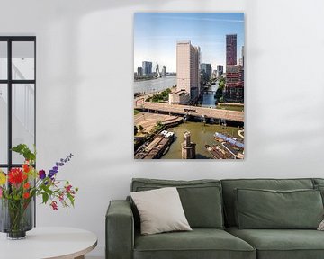 Stad Rotterdam vanuit een hoogte met de Erasmusbrug en de Rotterdammer op de achtergrond. van Jolanda Aalbers