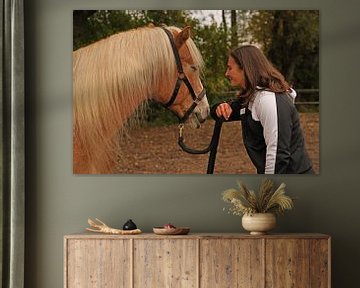 Beste Freunde - hellbrauner Haflinger mit beiger Mähne und ihr Pferd von Babetts Bildergalerie