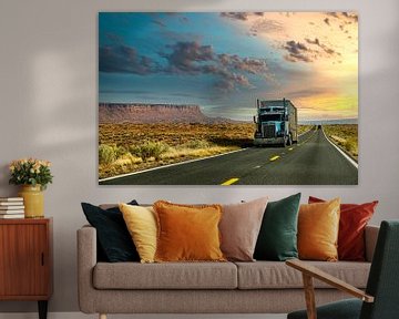 Vrachtwagen op eenzame snelweg in het westen van de VS bij zonsondergang van Dieter Walther