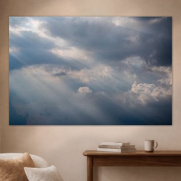 Nuages sombres avec rayons de soleil