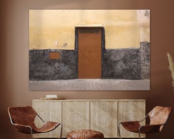 Bruine deur in een geel met zwart geverft huis in Moulay Idriss | Wall art Marokko | reisfotografie  van Kimberley Helmendag