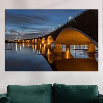 Pont de la ville De Oversteek Nijmegen à marée haute