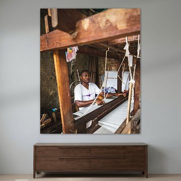 Einwohner von Sansibar weben einen Teppich