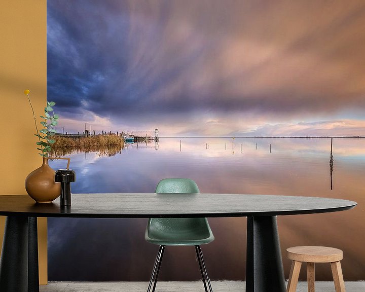 Sfeerimpressie behang: Dramatische wolkenluchten boven het Lauwersmeer tijdens de zonso van Bas Meelker