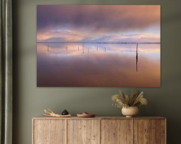 Paysages de nuages spectaculaires sur le lac Lauwersmeer au coucher du soleil. sur Bas Meelker