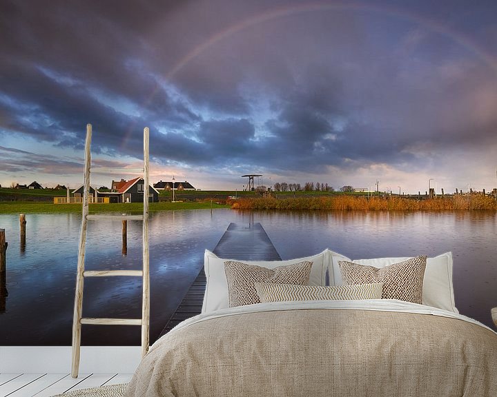 Sfeerimpressie behang: Een mooie regenboog tijdens de zonsopkomst boven het Lauwersmeer in Friesland. In de lucht drijven m van Bas Meelker