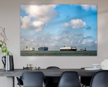 Schepen die de haven van Rotteram verlaten en binnenvaren op de Noordzee van Sjoerd van der Wal Fotografie