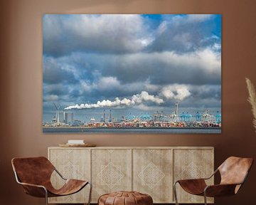Industrieel landschap in de haven van Rotterdam met wolken erboven van Sjoerd van der Wal