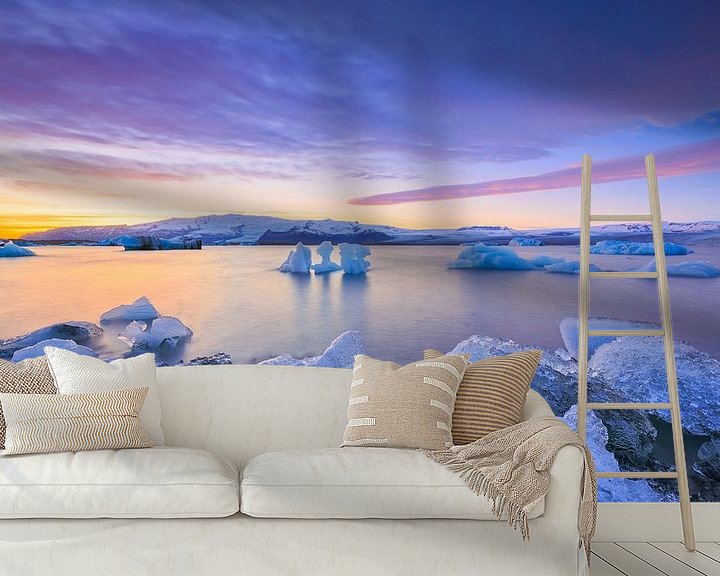 Sfeerimpressie behang: Het ijsschotsenmeer Jökulsárlón op IJsland tijdens een mooie  van Bas Meelker