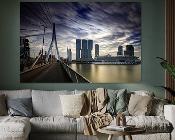 skyline van Rotterdam langs de Maas met  de karakteristieke Erasmusbrug en de moderne architectuur o