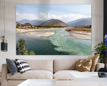 Zicht op het Punakha Dzong klooster met de Mo Chhu rivier en het bergenlandschap, Bhutan, Azie van WorldWidePhotoWeb