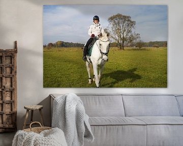 Training mit dem weißen Pferd auf einem Reitplatz im Herbst von Babetts Bildergalerie