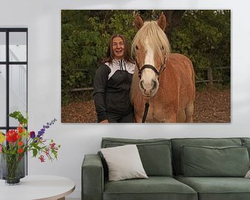 Fotoshooting mit hellbraunem Haflinger mit beiger Mähne