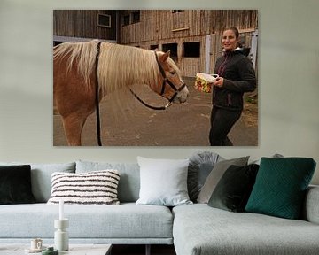 Photoshooting avec un Haflinger marron clair à la crinière beige