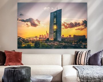 EZB, Europäische Zentralbank in Frankfurt, die Sonne scheint durch das Gebäude von Fotos by Jan Wehnert