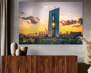 ECB, Europese Centrale Bank in Frankfurt, de zon schijnt door het gebouw van Fotos by Jan Wehnert