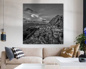 Italien im Quadrat schwarz-weiß, Pietrapertosa von Teun Ruijters