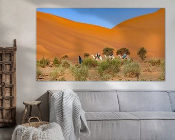 Caravan in de Sahara van Roland Brack