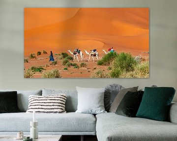 Caravan in de Sahara van Roland Brack