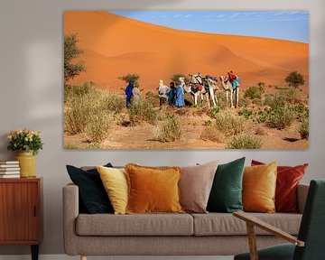 Caravan in de Sahara van Roland Brack