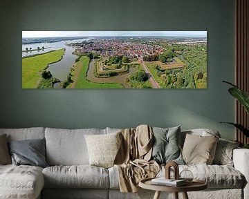 Luchtfoto panorama van het stadje Gorinchem aan de rivier de Merwede van Eye on You