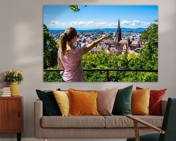 Duitsland, Jong Blond schoonheidsmeisje boven freiburg im breisgau münster stadsgezicht panorama van adventure-photos