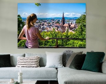 Duitsland, Jong toeristmeisje boven skyline van freiburg im breisgau pano van adventure-photos