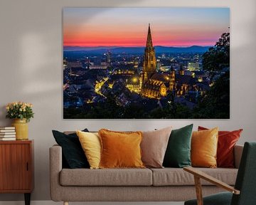 Duitsland, Rode zonsondergang hemel en verlichte skyline van freiburg im breisgau panorama van adventure-photos