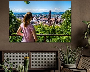 Duitsland, Blonde vrouw die van panorama boven freiburg im breisgau genieten van adventure-photos