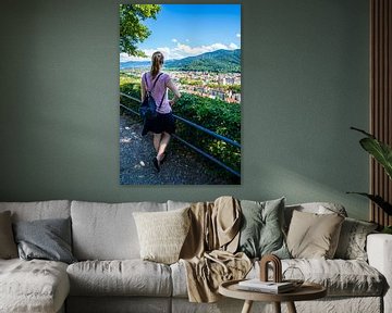 Duitsland, Mooi jong blond toeristenmeisje in Freiburg im Breisgau van adventure-photos