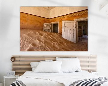 Kamer met duin in Kolmanskop, spookstad in de woestijn van Felix Sedney