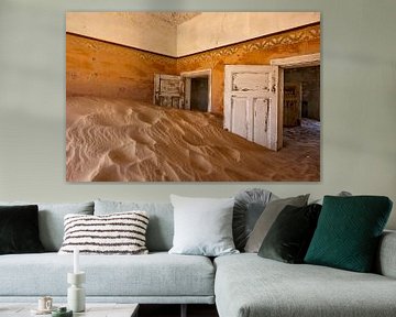 Kamer met duin in Kolmanskop, spookstad in de woestijn