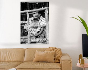 Vieille femme sur une île en Thaïlande portrait noir et blanc sur Lindy Schenk-Smit