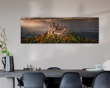 Burg Hohenzollern im Sonnenlicht und schönen Herbstfarben