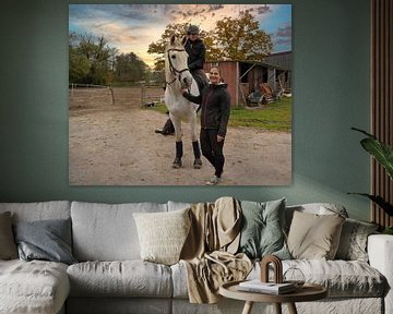 Séance photo avec une jument grise, une cavalière et une amie