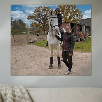 Foto-Shooting mit Schimmelstute, Reiterin und Freundin