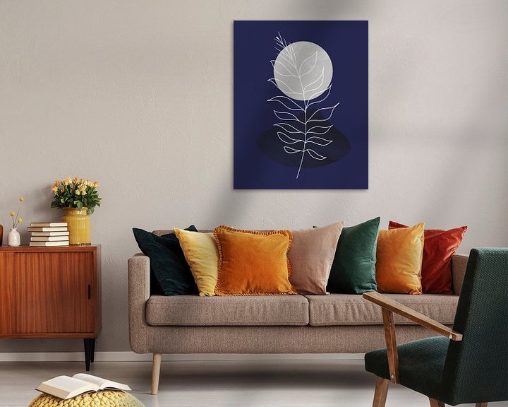 Sfeerimpressie: Abstract landschap in nachtblauw met een zilveren maan van Tanja Udelhofen