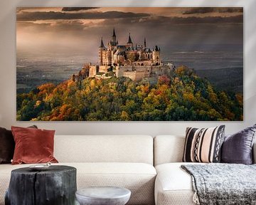 Herrschaftliche Burg Hohenzollern im goldenen Herbst