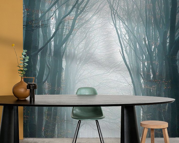 Sfeerimpressie behang: Rust in de mist in de mist van Patrick van Os