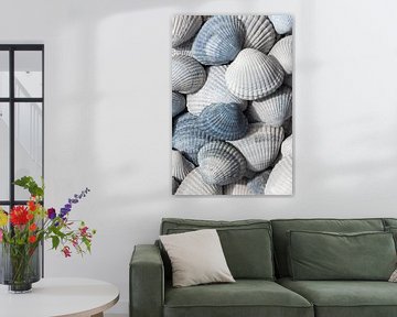 Schelpen wit, grijs en blauw (verticaal) van Marjolijn van den Berg
