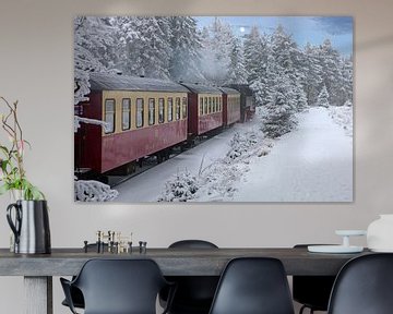 De Brockenbahn in beweging onder het Brocken plateau. van t.ART