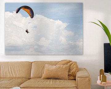 Paraglider vliegend voor een bewolkte lucht van Joep van de Zandt