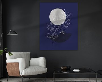 Abstract landschap in nachtblauw met een zilveren maan van Tanja Udelhofen