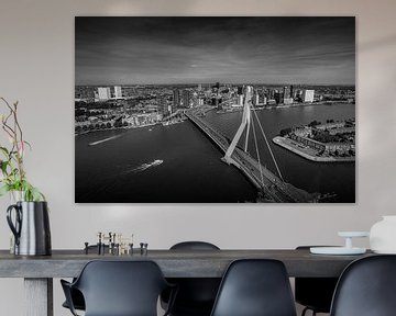 Schwarz-Weiß-Foto mit der Erasmusbrücke und den umliegenden Gebäuden - Luftbildaufnahme von Jolanda Aalbers